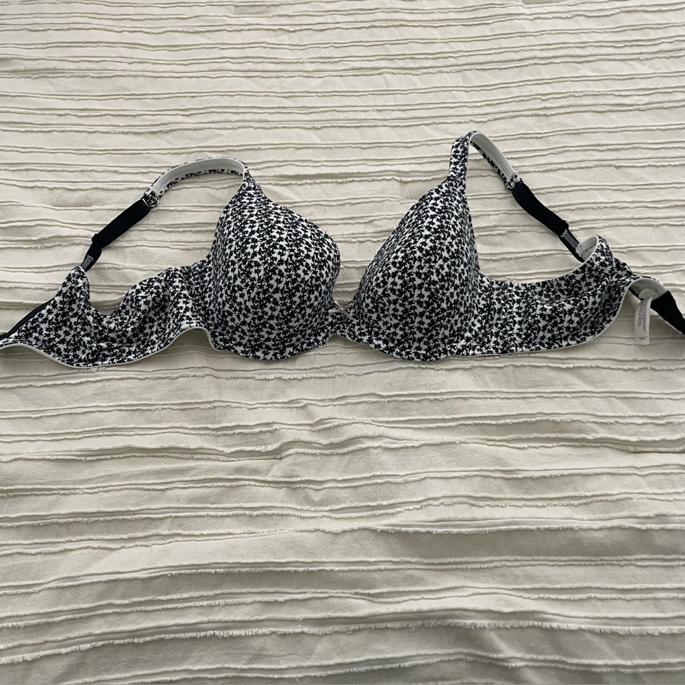 40B cacique bra in EUC. Black and white design. Underwire.